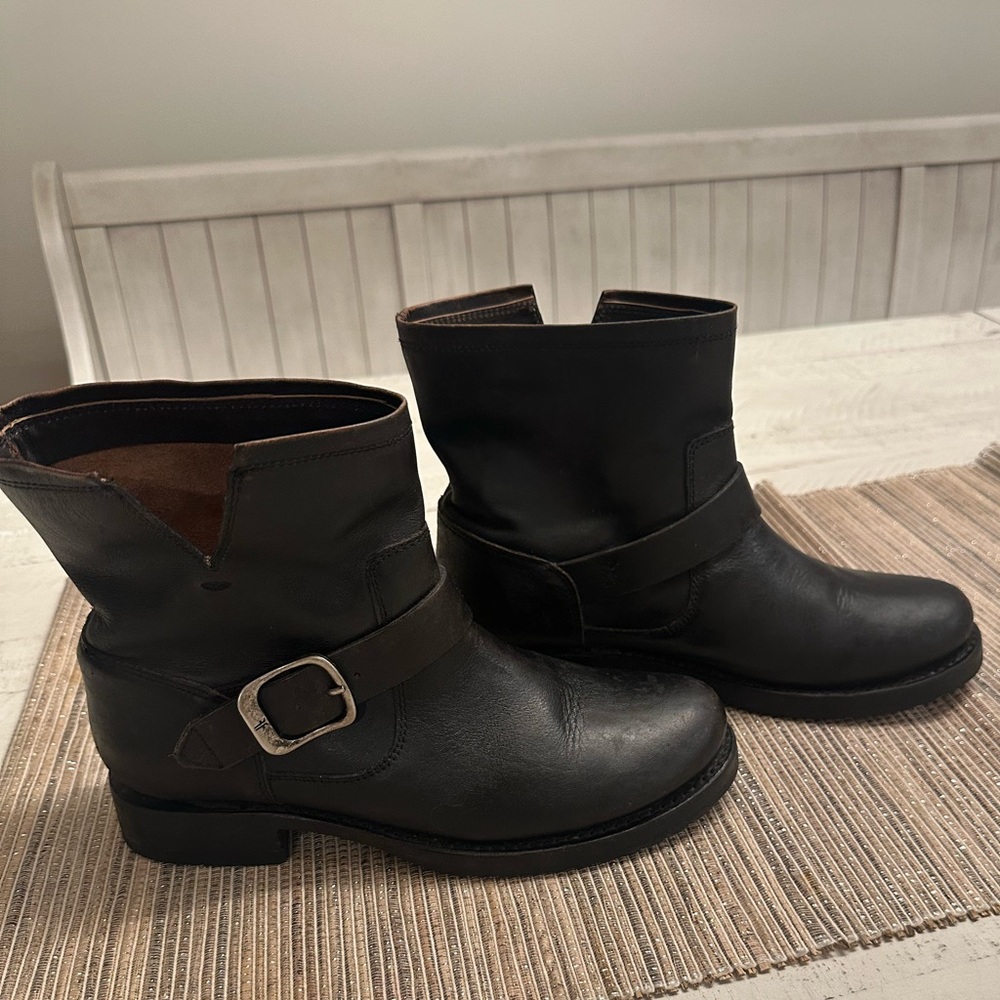 Frye Veronica Black distressed Leather Ankle Boots Size 8.